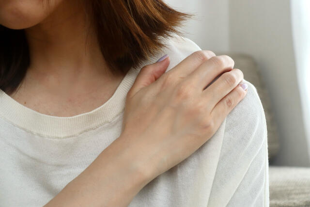夜間痛や無意識の力み｜足裏センサーで整える肩の緊張