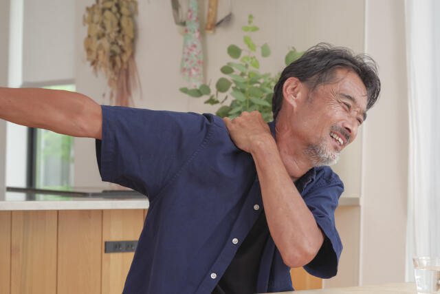 肩の痛みの原因は背中？AI姿勢分析で紐解く巻き肩・猫背