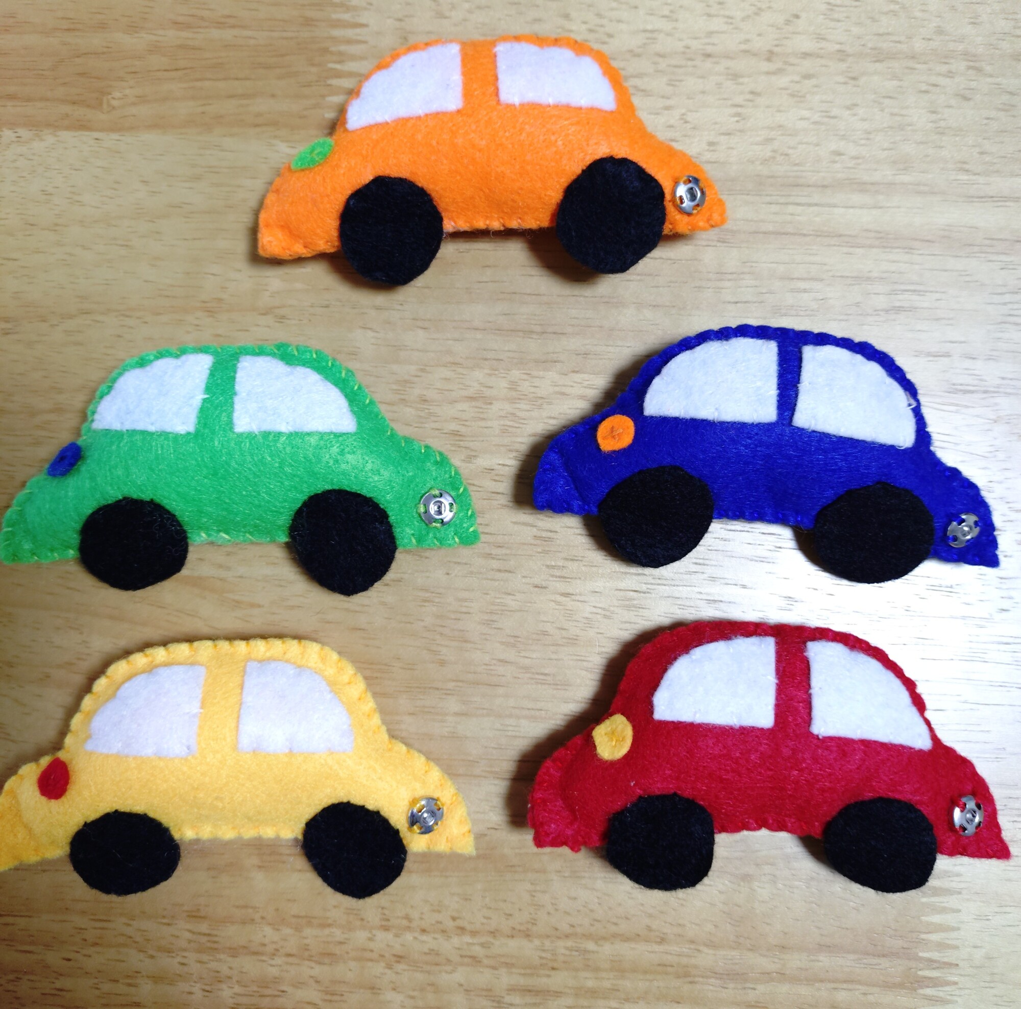 フエルト布おもちゃ　知育玩具　つなぎの車