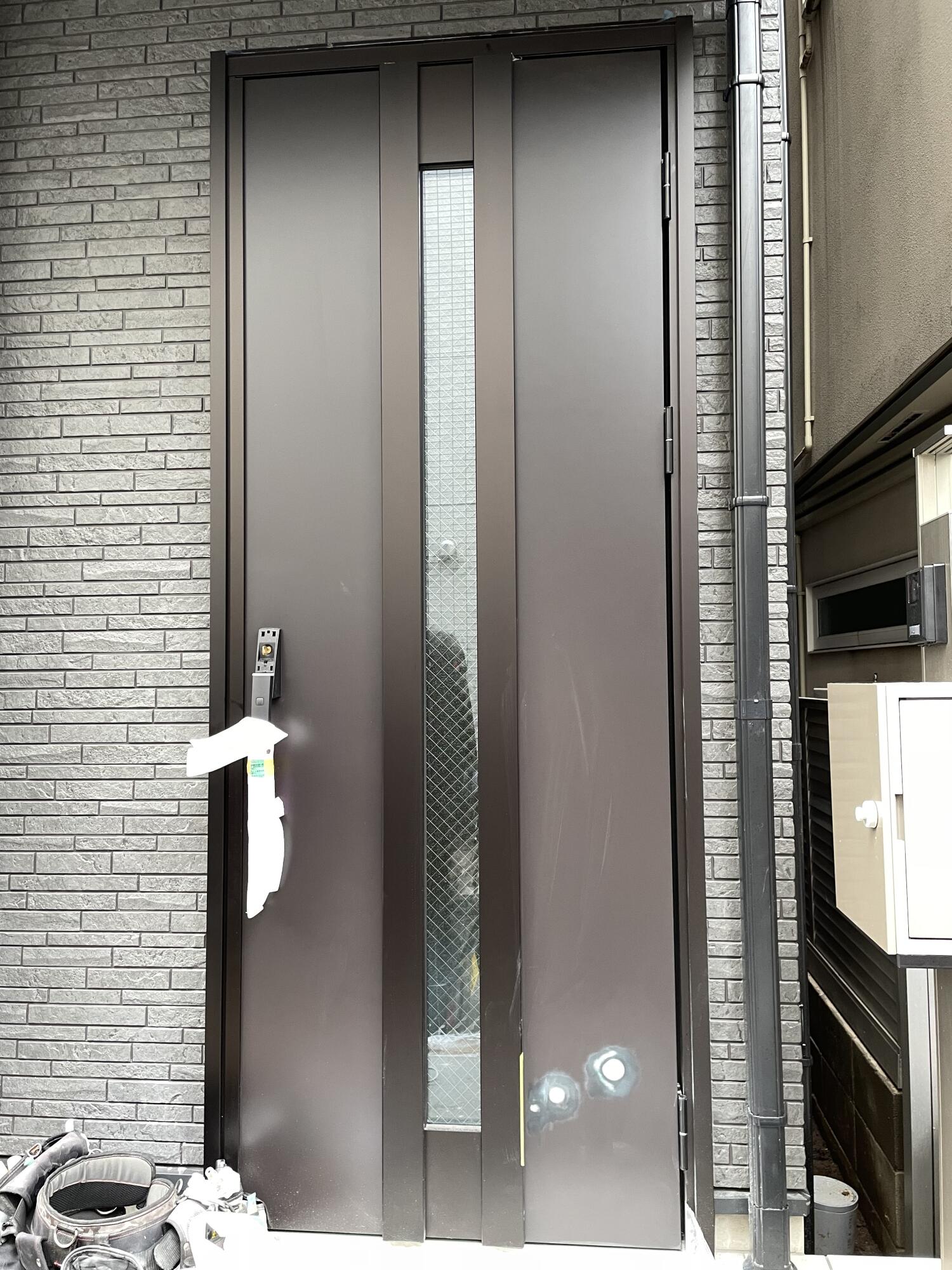 玄関ドアの凹み2箇所｜施工前