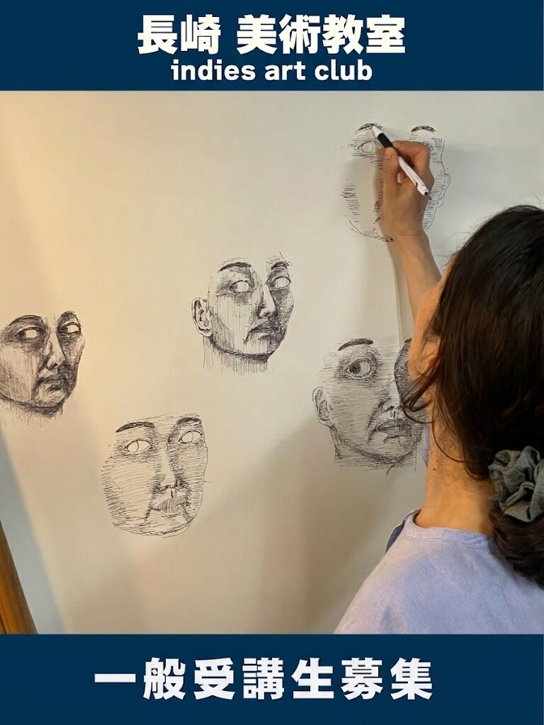 真っ白な画面全体を無数の「顔」で隙間なく埋め尽くす