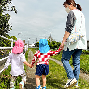 長浜どんぐり保育園の保育士と園児
